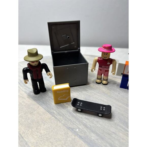 ROBLOX High School Action Figures With Accessories Skateboard, Locker, Book - Picture 2 of 4